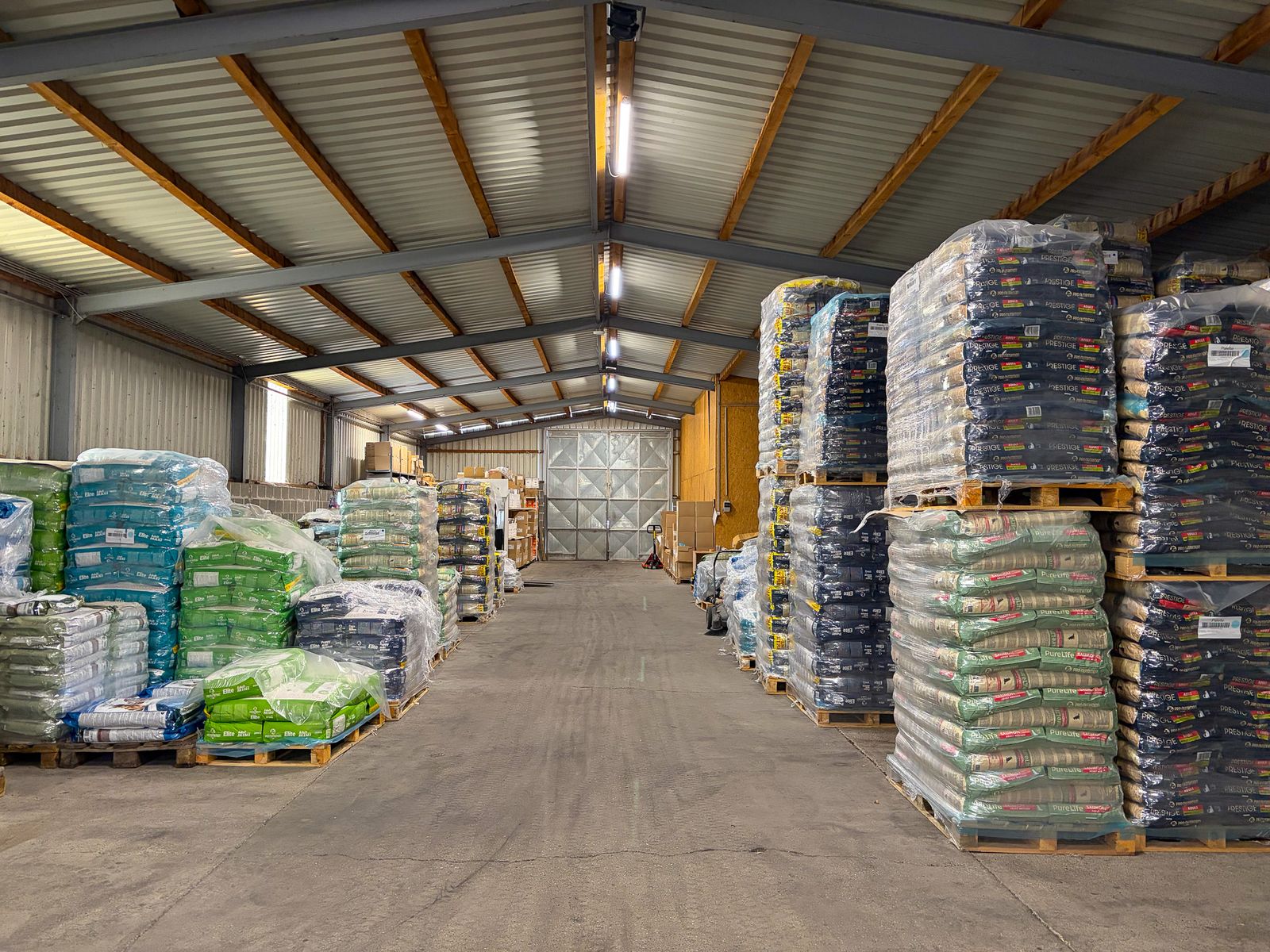 Pet food stock on pallets in the VET-PROFIL warehouse in Komárom